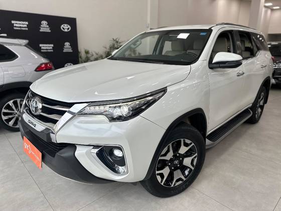 TOYOTA HILUX SW4 2.8 SRX DIAMOND 4X4 7 LUGARES 16V TURBO INTERCOOLER DIESEL 4P AUTOMÁTICO